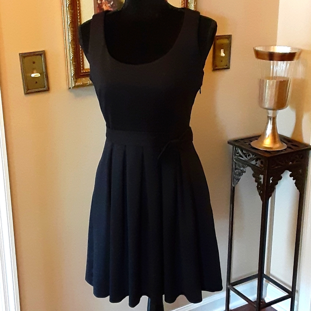 Lauren Conrad black sleeveless pleated dress fitted waist with bow size 4 EUC …